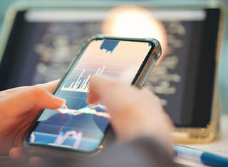 Mentre controlla i propri fondi, un investitore esamina un trasparente processo di prelievo e trasferimento