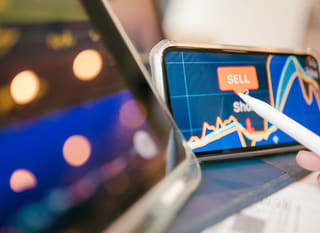Operatore attivo su più mercati che esamina opzioni su forex, Ethereum e Bitcoin